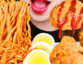 小姐姐火鸡面和炸鸡腿,小姐姐火鸡面搭配炸鸡腿的美味诱惑